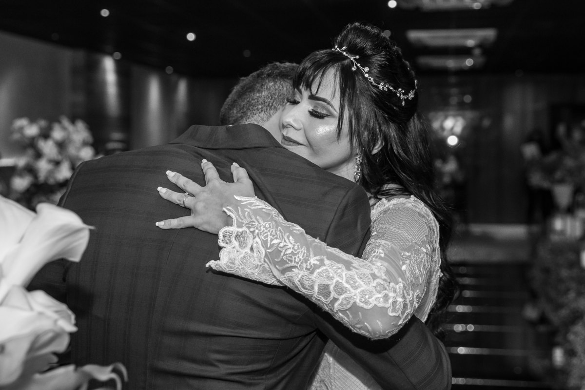 O noivo recebe sua amada Cássia com um abraço emocionado.