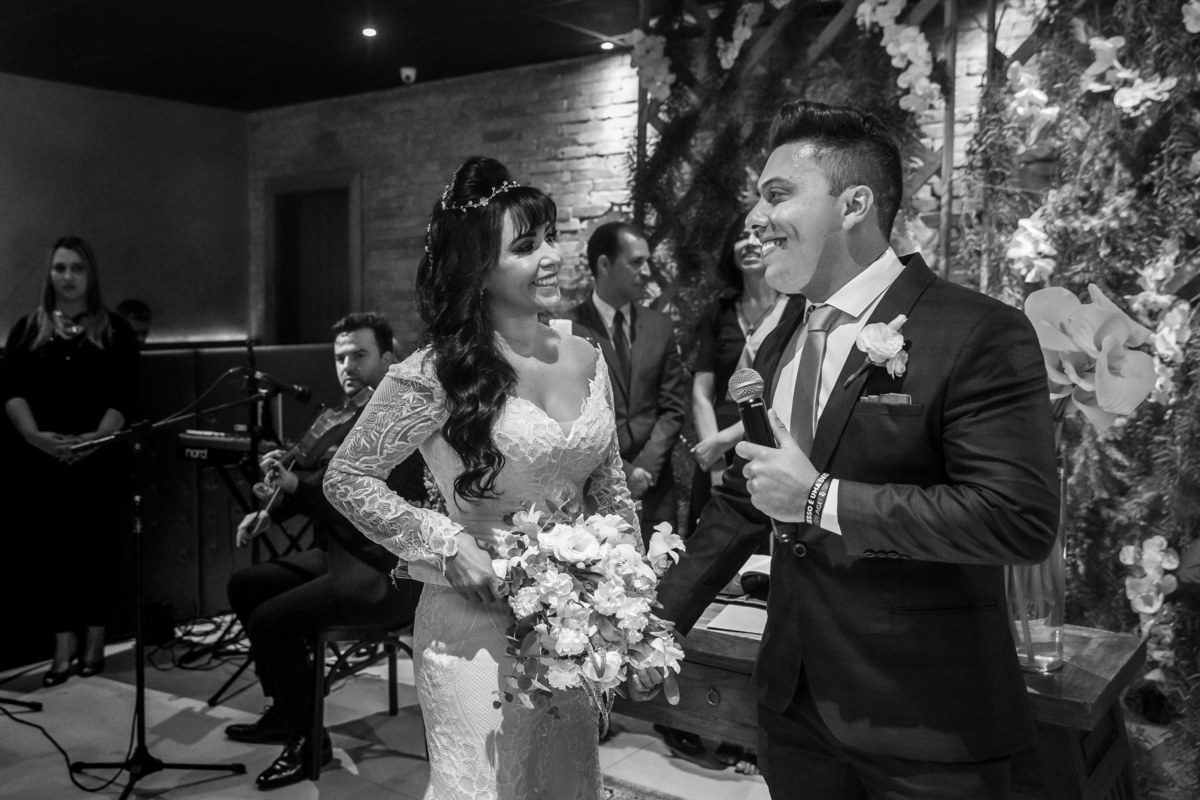 Apaixonado, o Gustavo canta uma música para sua amada e declarada ao Senhor.