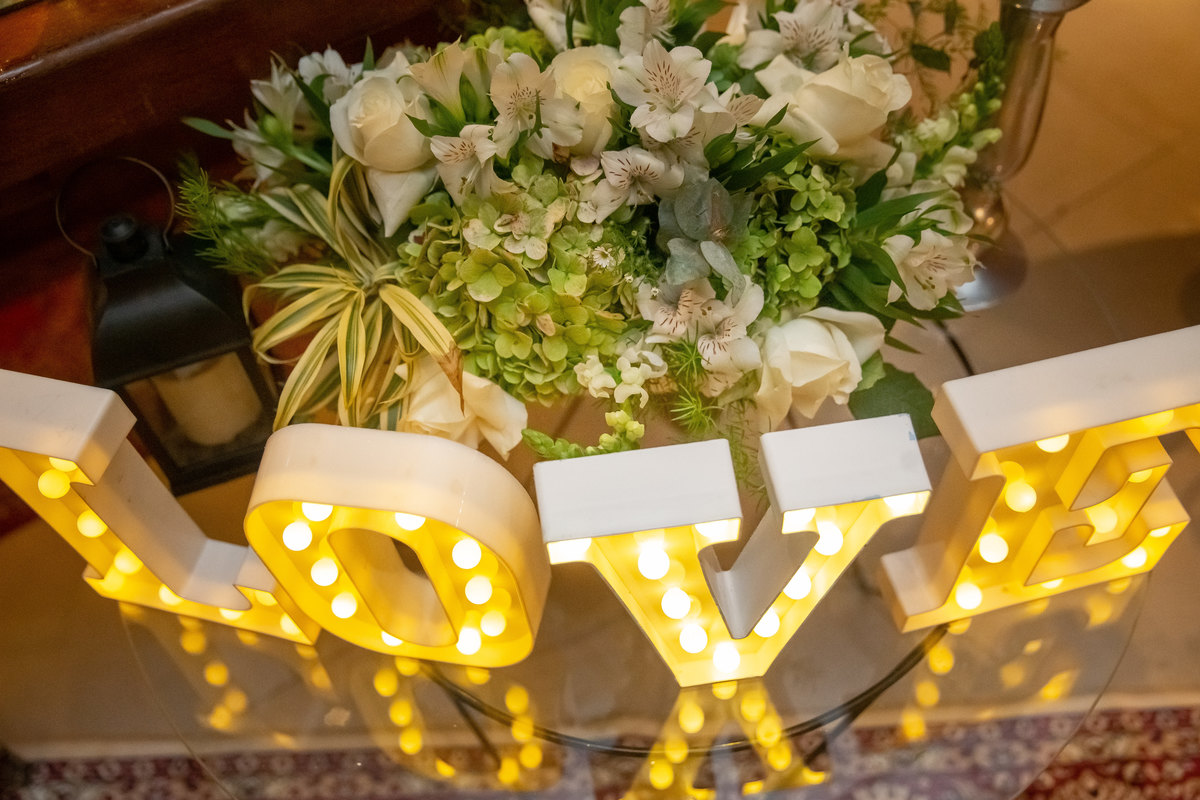 Detalhe da decoração da mesa do bolo, Love iluminado.