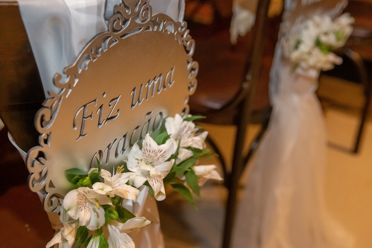 As cadeiras dos noivos estavam com plaquinhas...nesta 