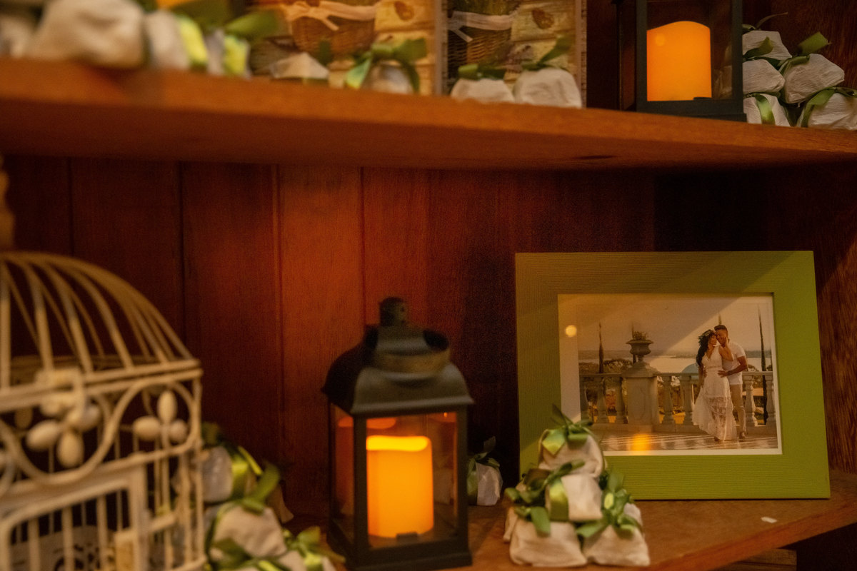 Um porta-retratos com uma foto do casal no dia do ensaio romântico deles, em detalhe com os bem casados da Maria Amelia Doces.