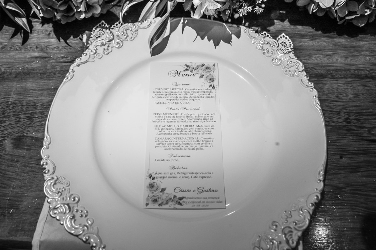 Nesta fotografia o prato escolhido pelo casal, com o cardápio personalizado do jantar de casamento deles.