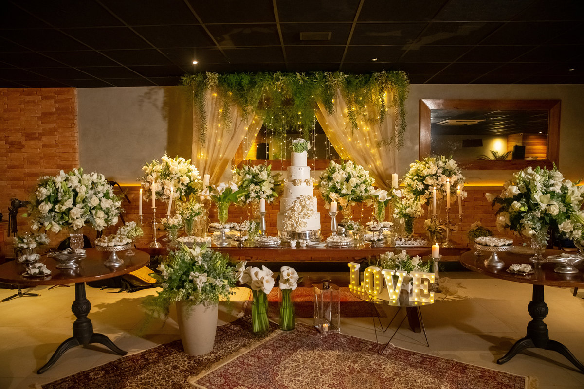 A decoração do casamento de Cássia e Gustavo estava linda, o casamento deles foi tudo no mesmo espaço, Coco Bambu do Lago Sul, a mesa do bolo estava magnifica nesta fotografia colorida.