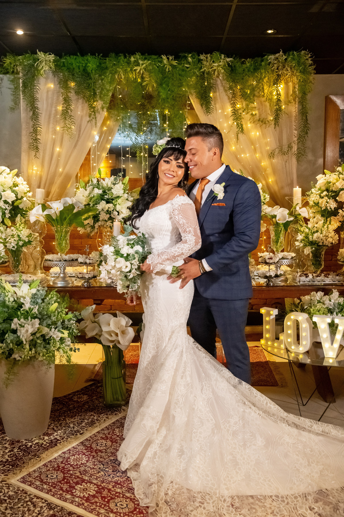 Abraçadinhos o Gustavo admira sua linda noiva Cássia.