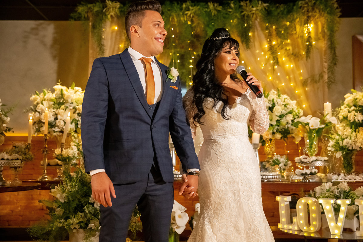 Retrato dos noivos na frente da mesa do bolo e Cássia fazendo seus agradecimentos. Um lindo retrato feito pelo meu artista favorito, meu amor e fotógrafo maravilhoso, Sandro Andrade.