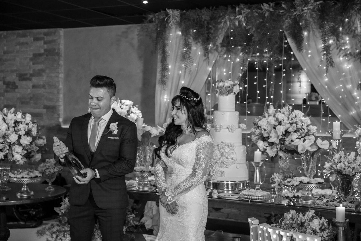 Os noivos vão brindar...Gustavo estourando o champanhe.