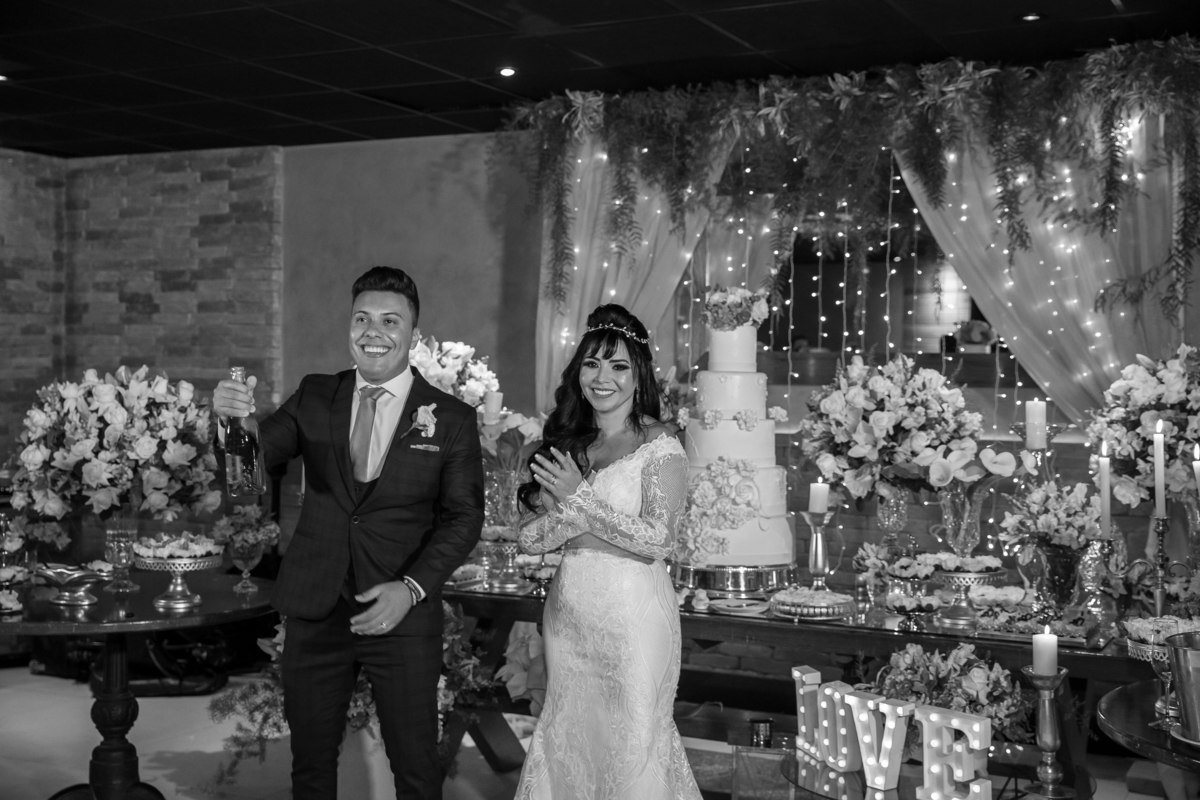 Yes...que barulhinho bonito! Cássia aplaude seu marido ao estourar o espumante.