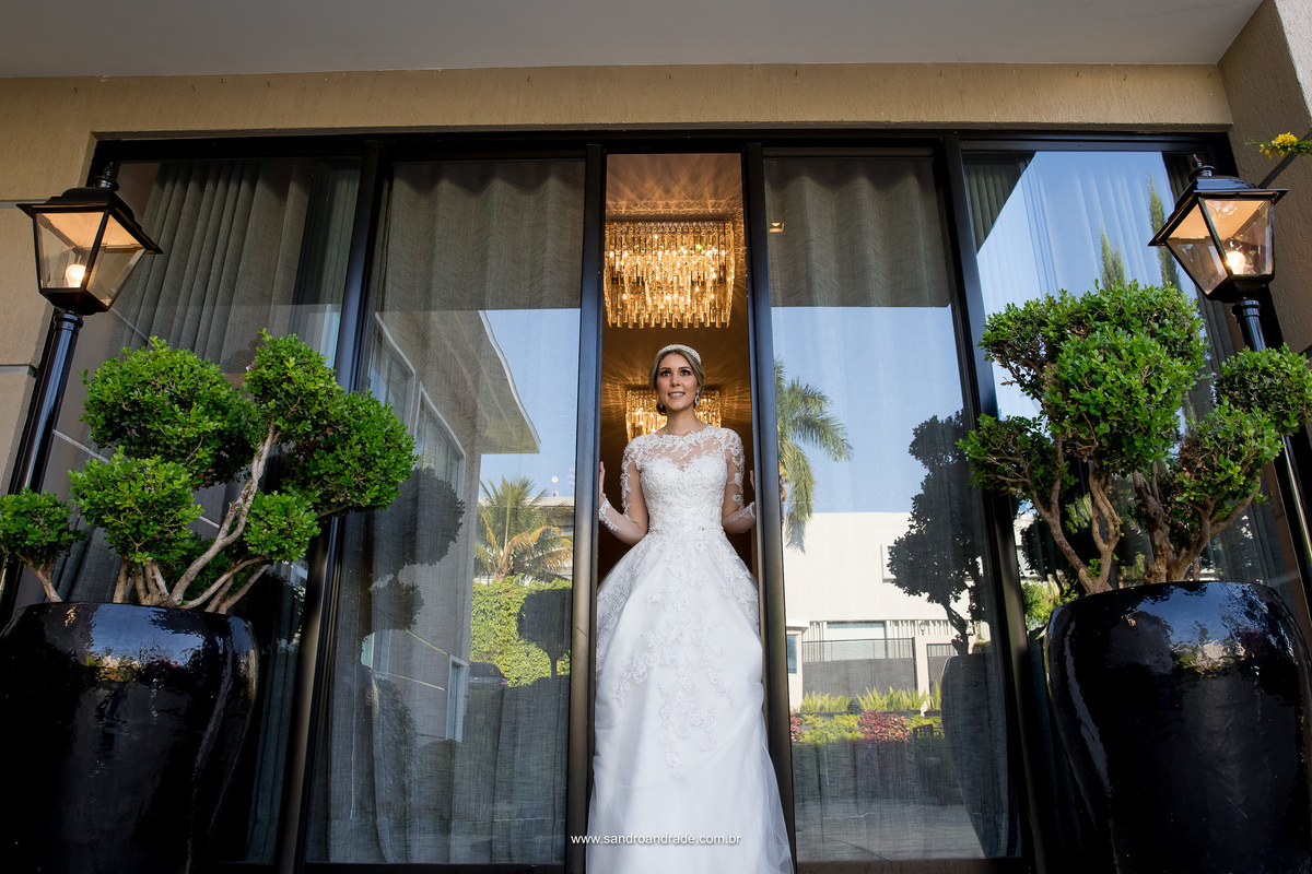 E para finalizar, a noiva na porta da frente do atelier, se despede nós com um belo sorriso e as mãos na porta. Assim finalizamos o ensaio de prévia de noiva da Daiane, noiva do Eduardo que se casarão em alguns dias. Felicidades ao casal.