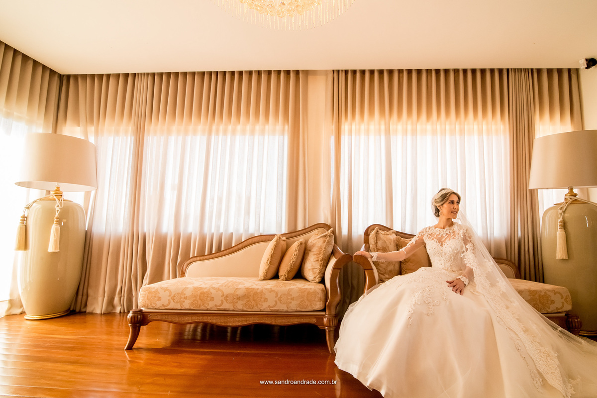 O fotógrafo profissional em Brasilia-BSB-DF, Sandro Andrade é criativo, com uma composição clássica e mestre na arte da luz artificial, esta fotografia é uma versão colorida da foto anterior, mostrando o ambiente do atelier e a noiva com um belo vestido.