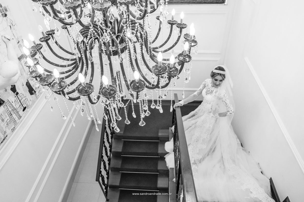 Nossa que foto linda na escada do atelier, mostrando o lustre preto com cristais, o fotógrafo de casamento Brasilia, Sandro Andrade, posicionou a noiva no primeira lance da escada, com toda a cauda do vestido para trás e a noiva olhando para a cauda.