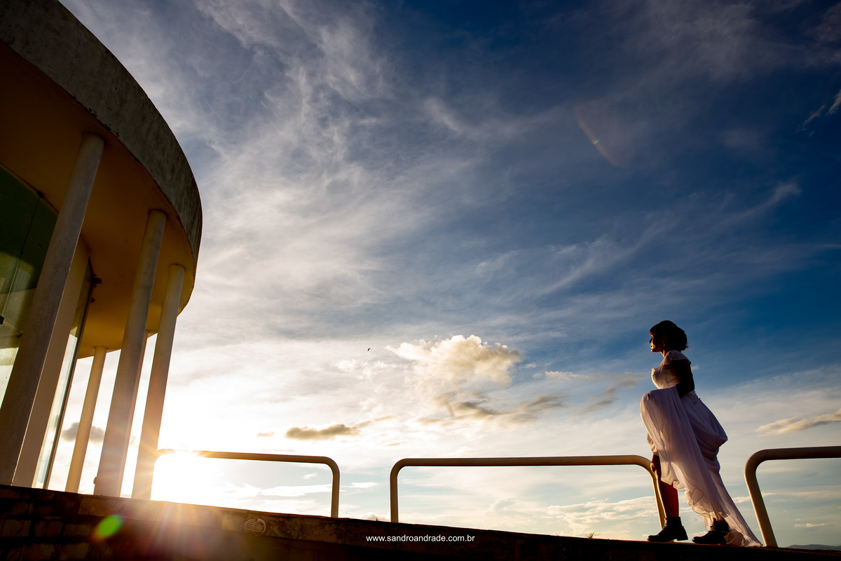 Uma fotografia de casamento tem o poder de eternizar momentos, uma linda imagem desta galeria perfeita. A noiva esta parcialmente em silhueta, caminhando na rampa até o templo, segurando seu vestido e nela uma linda luz natural que vem dos céus.