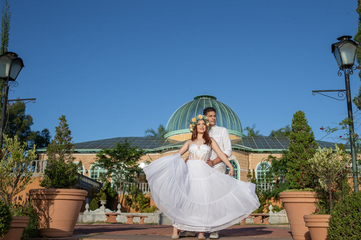 Um dos pontos mais marcantes da Villa é a frente do palazzo, nesta fotografia de casamento o casal está abraçadinho, ela de costas pra ele e balançando seu lindo vestido de prévia romântica.