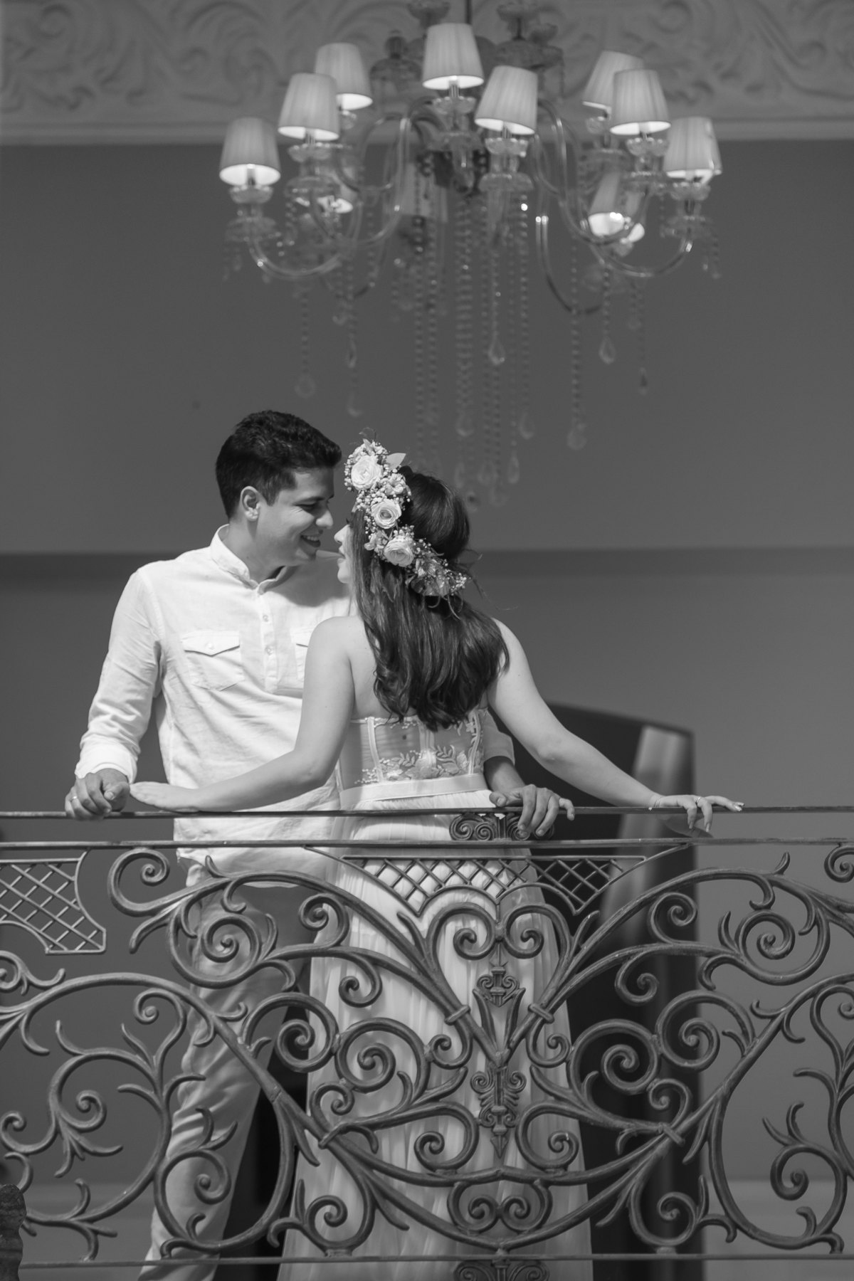 Um retrato encantador do casal em pb, Jessy está de costas e Bruce de frente para ela, ambos sorriem e trocam olhares cheios de amor. 