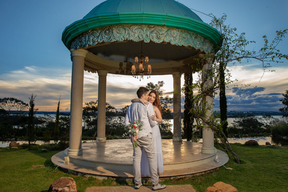 E este foi o ensaio fotográfico de Jessy de Bruce na Villa Giardini, encerrando ele na frente do Gazebo com um lindo céu ao fundo e um lindo casal de corpo inteiro, Bruce de costas, segurando o buque de sua noiva Jessy e ela olhando para seu fotógrafo.