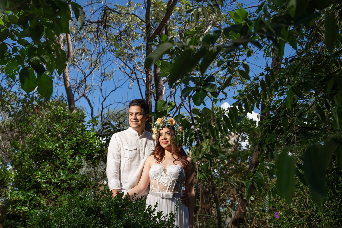 No meio do jardim, eles olham na direção da ponte JK. Um belíssimo ensaio fotográfico Brasília.