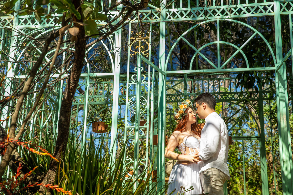 Em uma fotografia profissional, colorida em um belo orquidário da Villa Giardini, Jessy e Bruce se casar daqui alguns dias e o fotógrafo de casais em Brasilia escolhido foi nosso artista de todos os dias, Sandro Andrade, meu amor na vida.