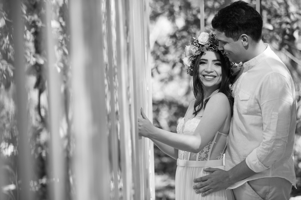 Ainda no orquidário porem em um retrato preto e branco, Jessy olha para seu fotógrafo sorrindo e Bruce admira a beleza de sua linda noiva e futura esposa.