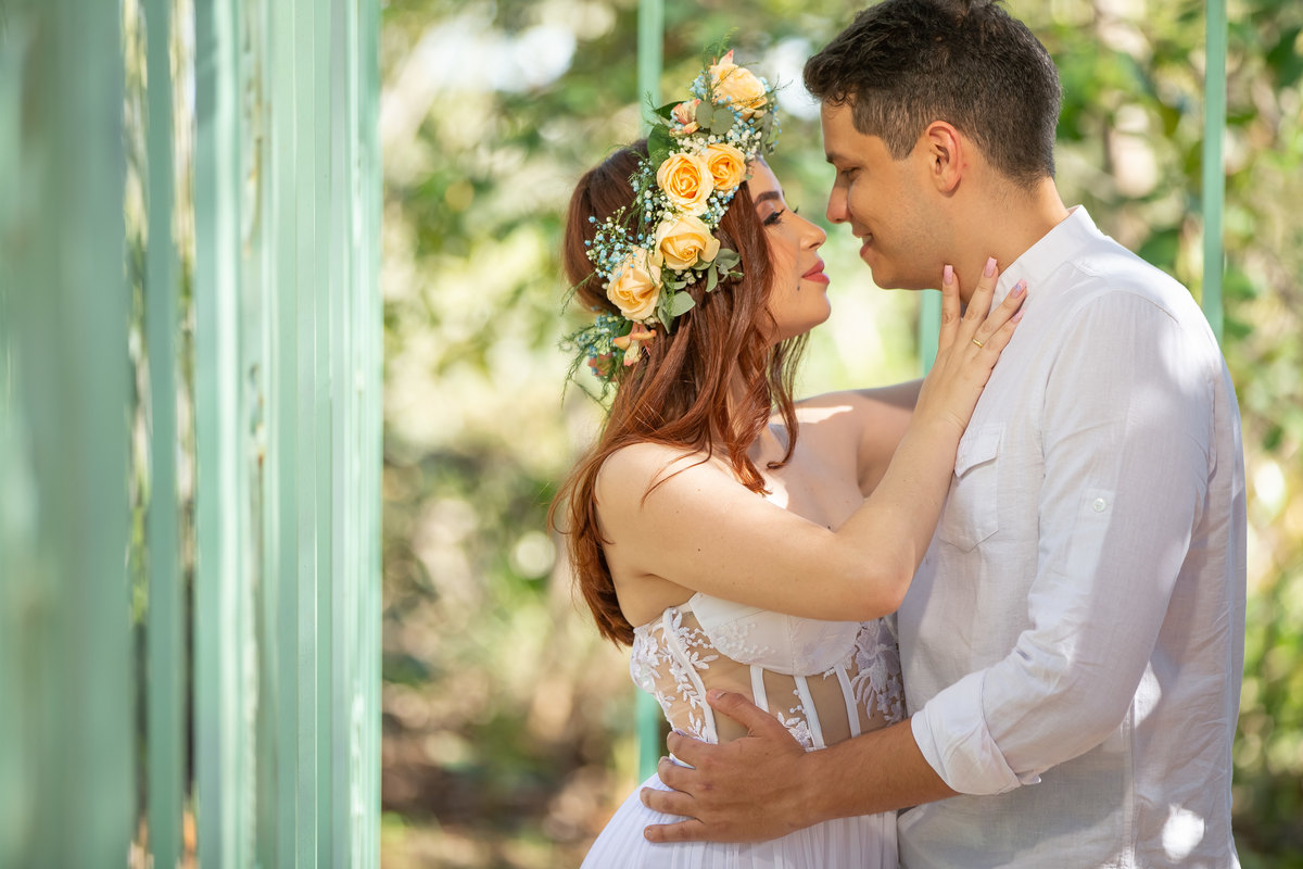 Retrato colorido do casal, ambos se olhando, ela está com a mão no pescoço dele descendo para o peito. Aquelas fotos profissionais dignas de um belo porta retrato.