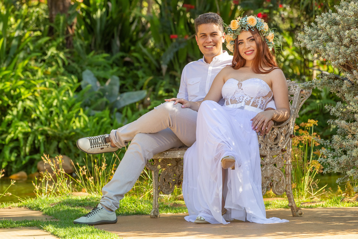 Sentados na frente da cascata, bem tradicional eles olham para as lentes de Sandro Andrade um dos melhores fotógrafos de casamento do Brasil, fotógrafo premiado.