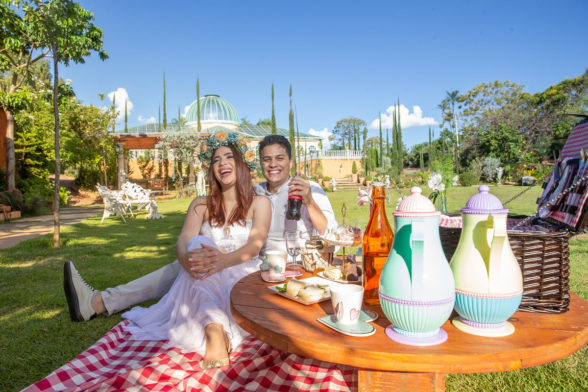 No finalzinho do piquenique deles, Sandro fez algumas fotos para registrar esse momento, sorrindo e fazendo propaganda da coca-cola (risos) eles brincam de frente para mesa sentados na toalha quadriculada esticada no gramado da Villa.