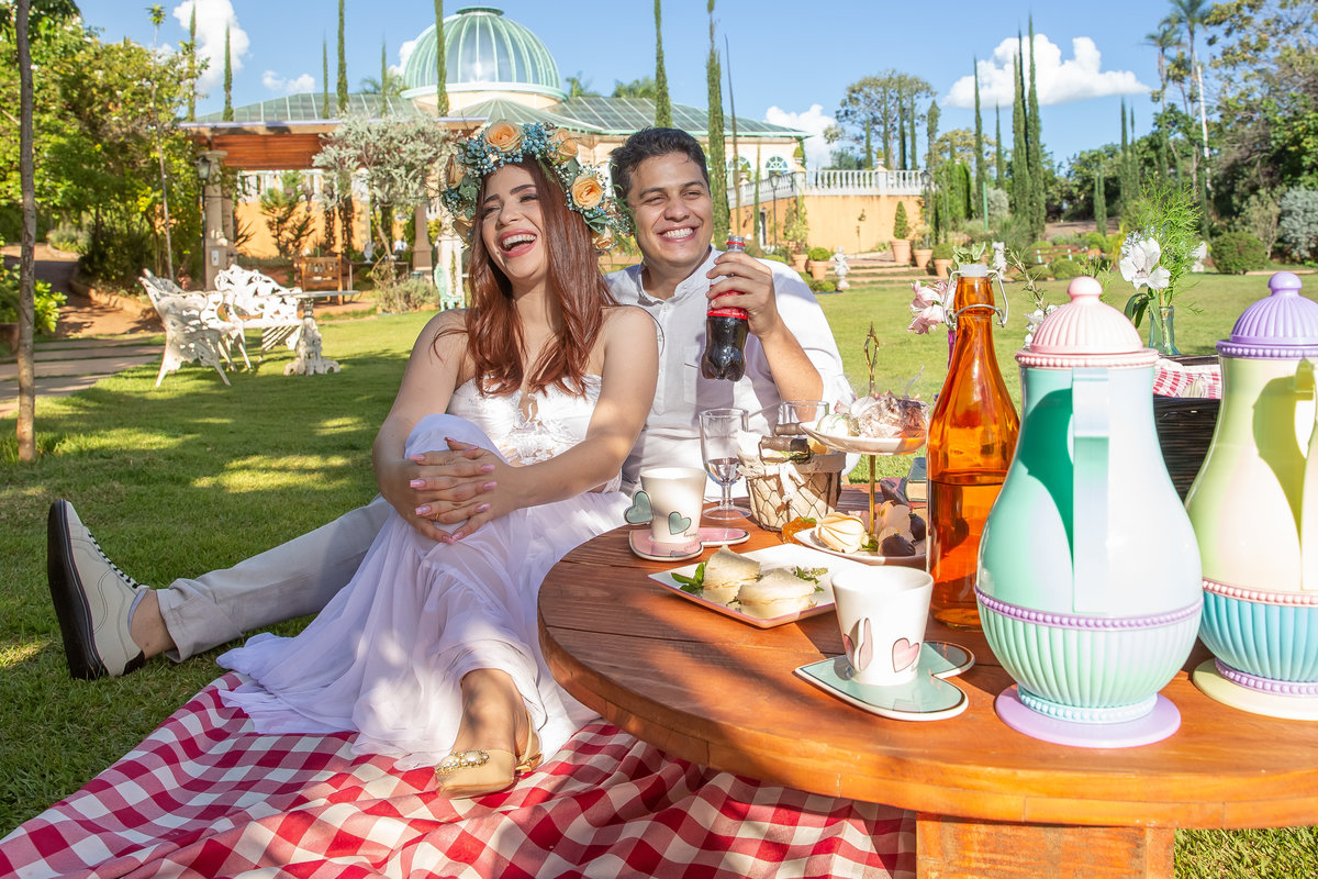 No mesmo gramado onde se casarão em alguns dias, eles estão brincando, sorrindo e descontraídos. Uma fotografia de momento, feita por Sandro Andrade fotógrafo DF.