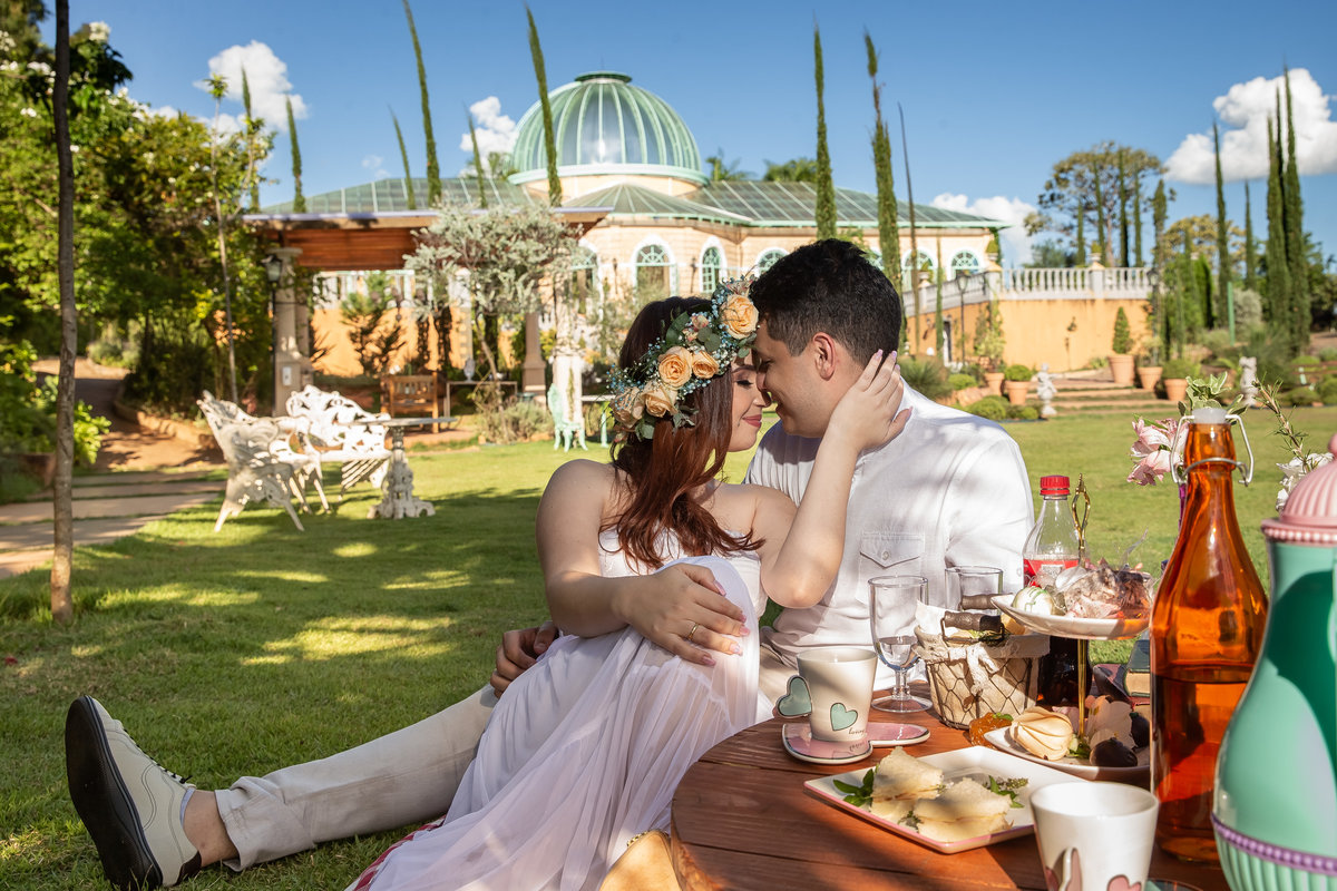 Como um bom fotógrafo BSB, Sandro colocou eles bem agarradinhos, encostando testa com testa e de olhos fechados, pegando todo o palazzo de fundo e o Giardino, tudo em uma linda fotografia colorida. 