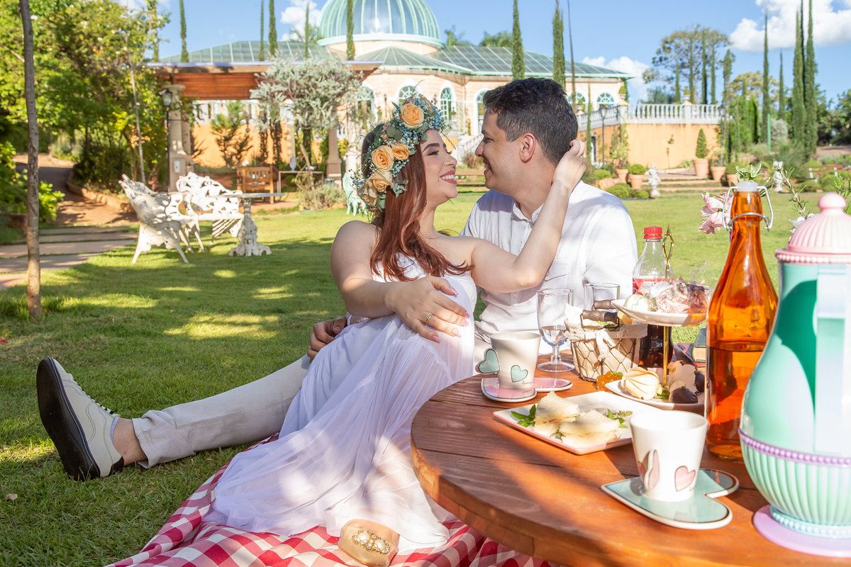 Uma sequencia da foto anterior, eles estão felizes e sorrindo.