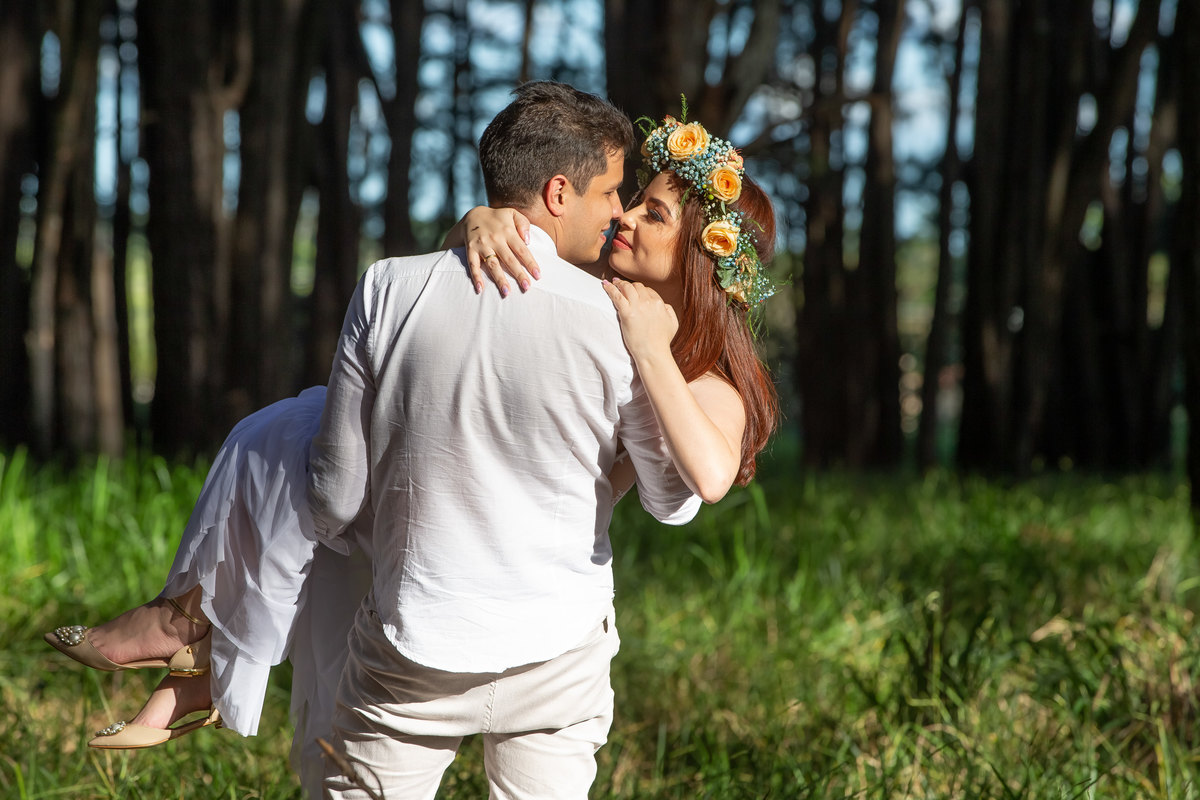 Como não podia faltar, uma imagem no meio dos pinheiros que fica na frente da Villa, Bruce está com sua noiva no colo, um beijinho de esquimó, a pedido do seu fotógrafo Sandro, um dos fotógrafos em Brasilia mais renomado e premiado no Brasil e no mundo.