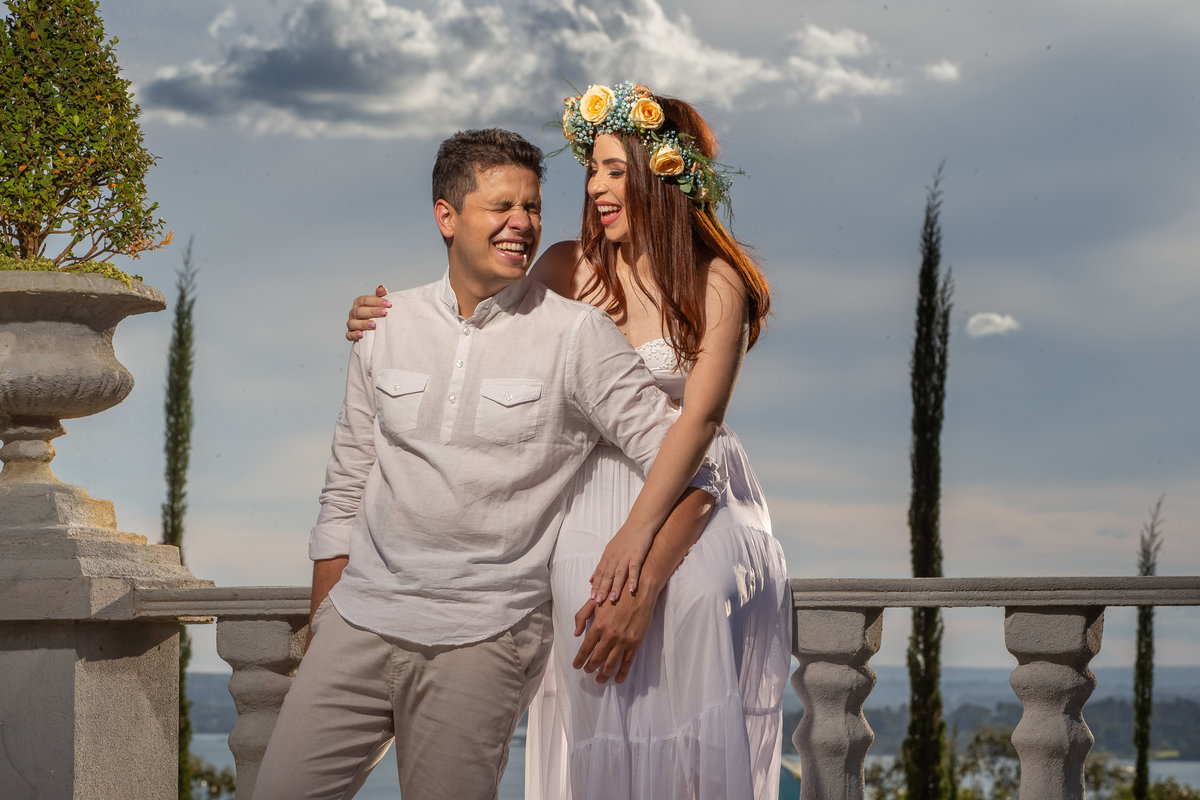 E sendo um excelente fotógrafo profissional, Sandro não deixou de registrar os dois sorrindo espontaneamente, com um lindo céu azul com nuvens ao fundo.