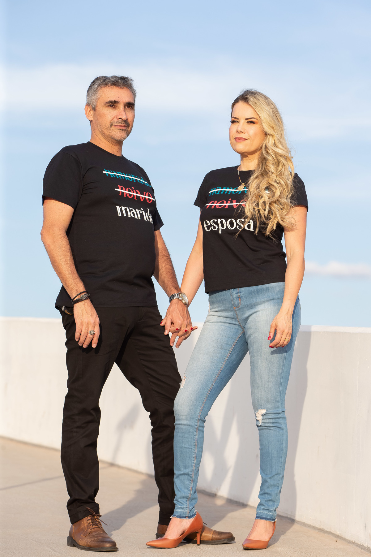 O terceiro local escolhido por eles para as fotos foi o Museu de Brasília, Marcelo todo de preto, estilo rock and Roll e a Cris com blusa preta, escrito namorada(o), noiva(o) e em baixo esposa e nele marido, um retrato do casal com um lindo céu azul.