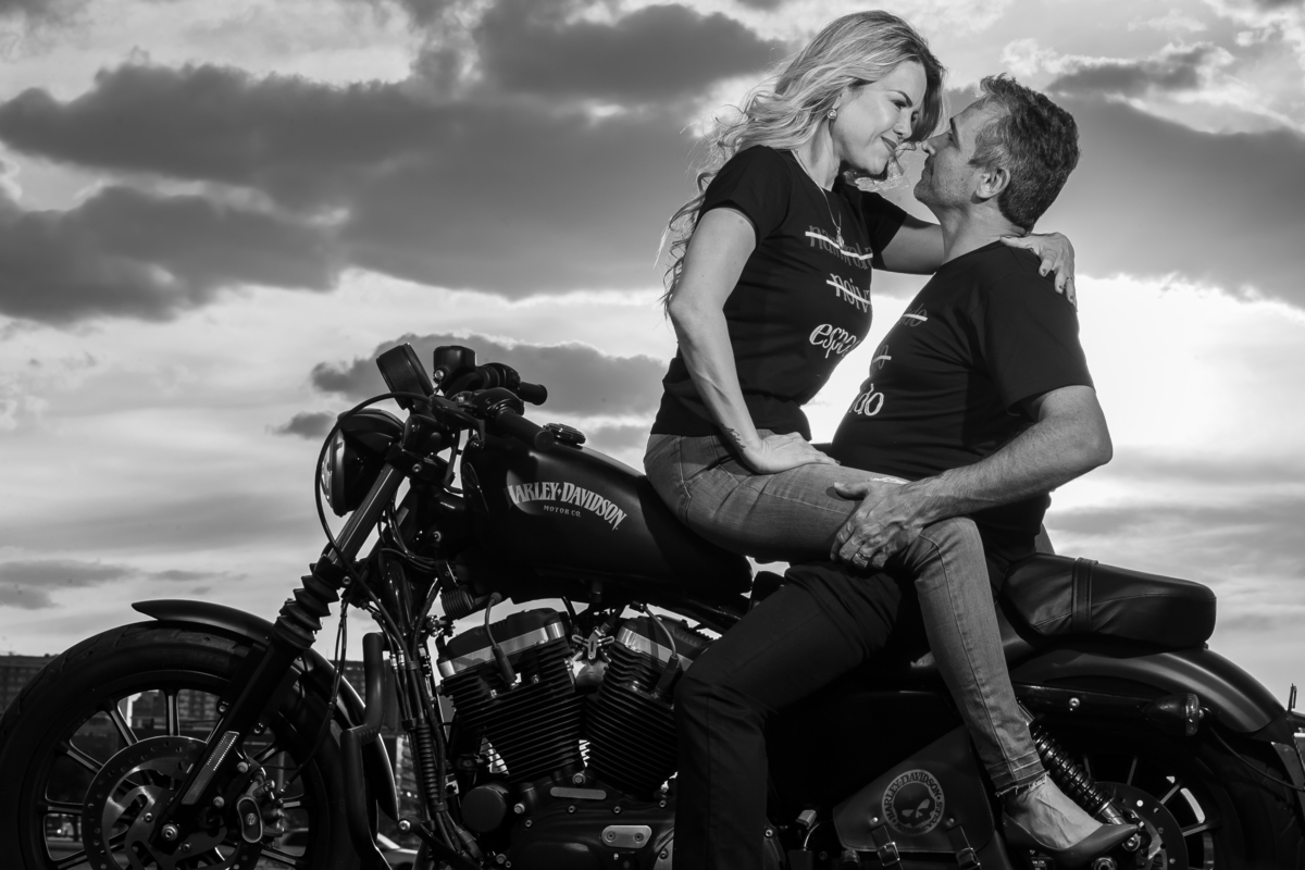 Trocando olhares apaixonados, ainda em cima da moto em uma belíssima imagem p&b.