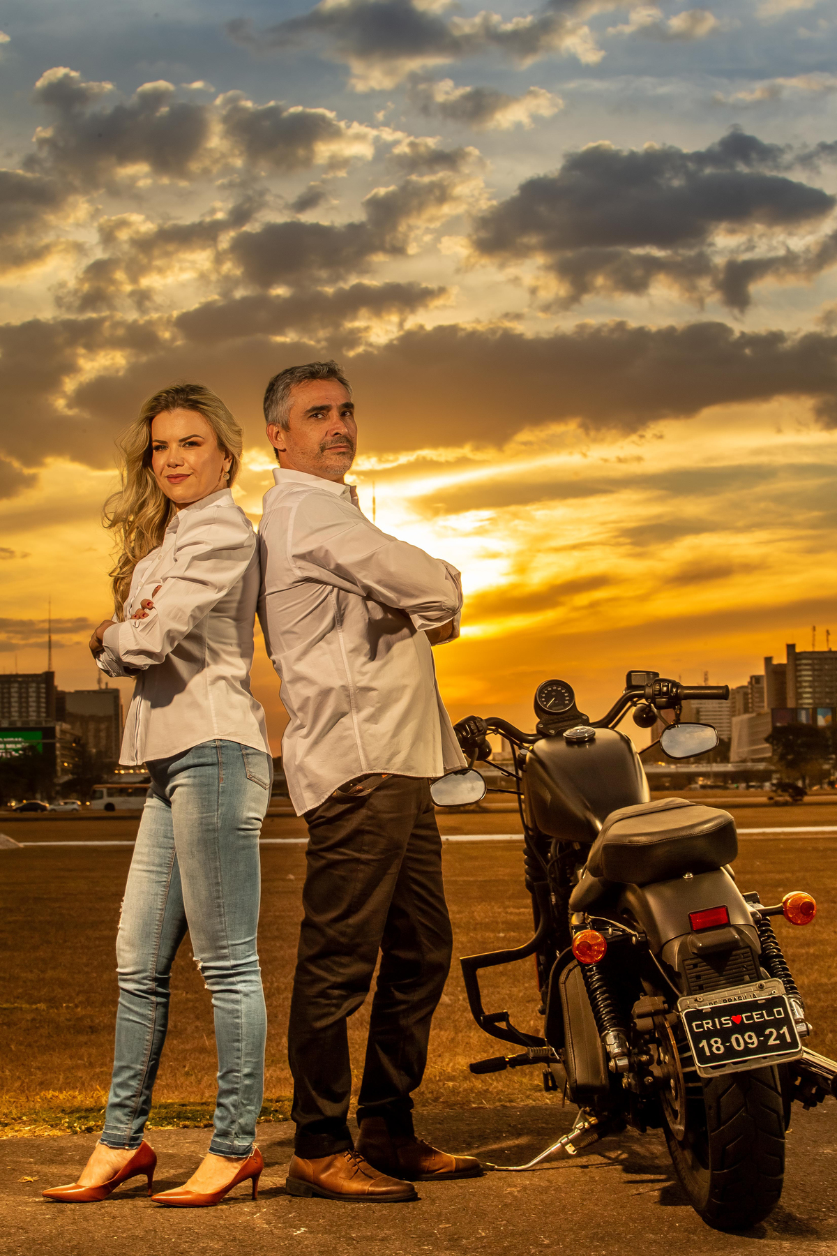 Uma foto a lá Sr. & Sra. Smith, sérios, de costas um para o outro, com os braços cruzados representando a noiva que é brava(rsrs), e da secretaria de segurança pública, com a moto ao lado.