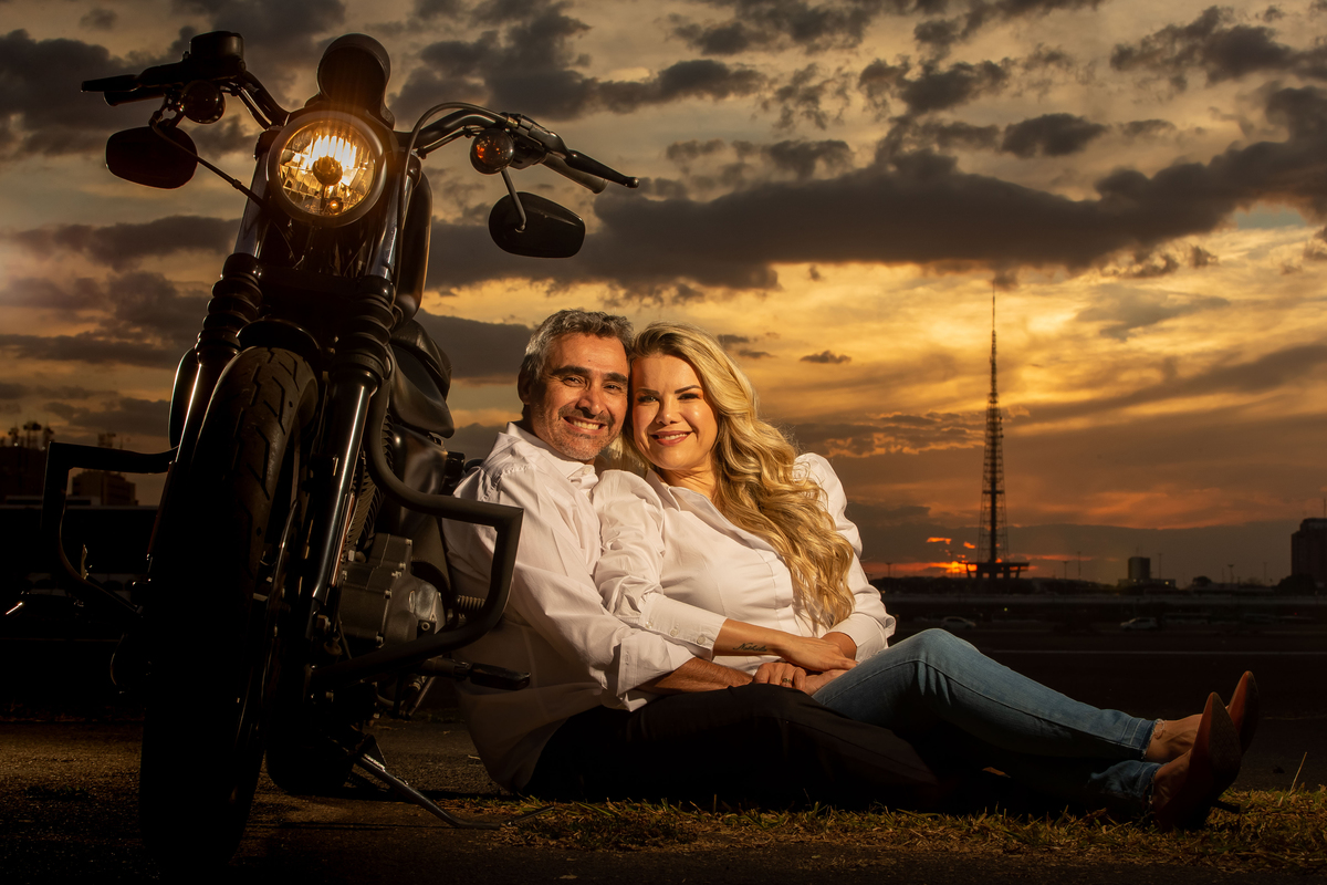 E finalizando essa coleção maravilhosa...Um céu maravilhoso ao fundo, a moto com o farol aceso, o casal bem agarradinho sorrindo para seu querido fotógrafo e meu marido que tanto amo e desejo o melhor na vida dele, amo amo de paixão até a eternidade.