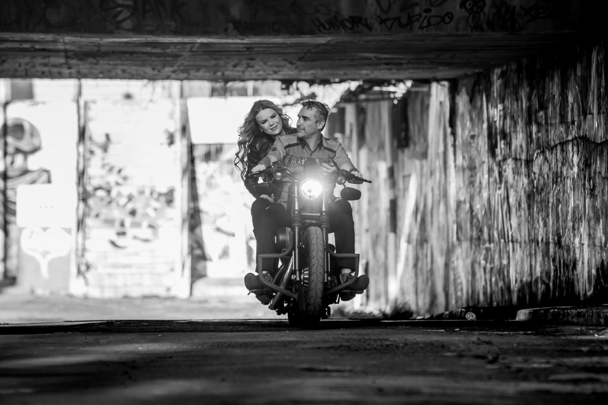 Nossa...com os cabelos loiros da Cris ao vento, lá vem eles, de frente, com o casal se olhando em uma bela imagem preto e branca. 