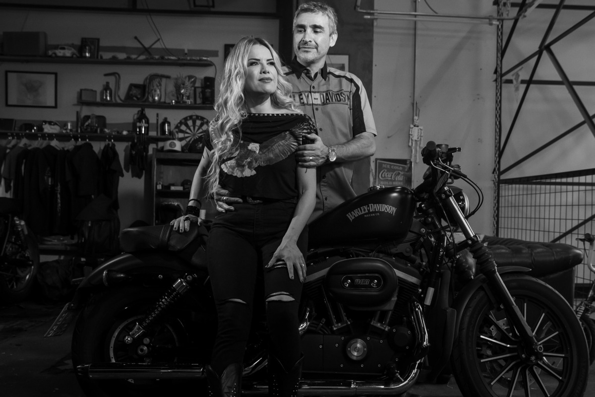 Uau...aquele preto e branco de apaixonas e o casal fazendo carão de modelos em sua moto possante, a Cris sentada e o Marcelo por trás dela segurando em seu braço.