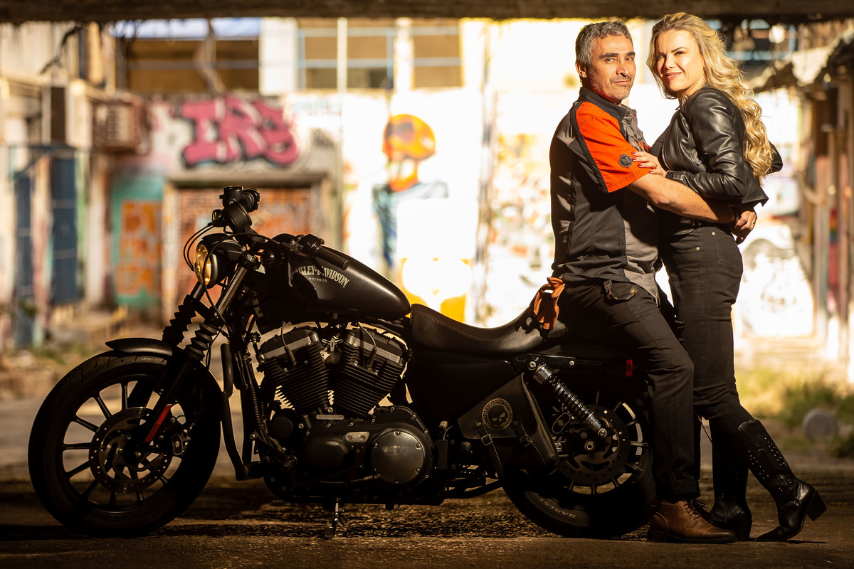 Uma linda fotografia de corpo inteiro, da sequencia anterior, porem ambos olhando para seu fotógrafo Sandro Andrade fotógrafo de casamentos de Brasília e do mundo, Sandro tem em sua cartela de clientes passagens por SP, BA, Manaus, Vitória-ES, MG, PE etc