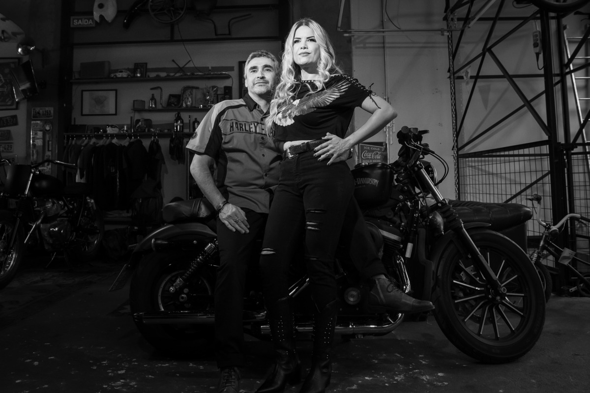 Nesta o Marcelo está sentado na moto, a Cris recostada na perna dele, olhando na mesma direção, assim como o início da vida de casados que está chegando.