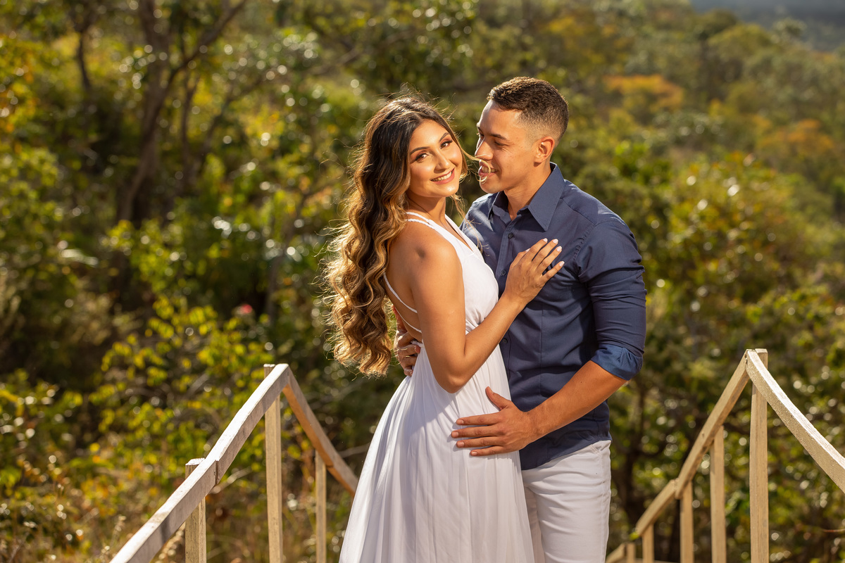 Uma versão da foto anterior, porem colorida, linda e maravilhosa, apaixonado Ítalo a olha para sua noiva.