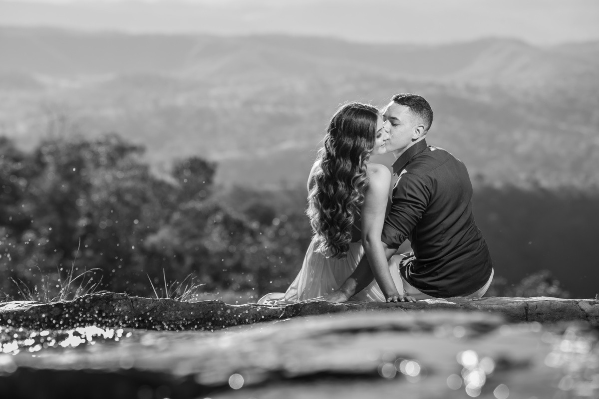 Beijo bom, beijos quentes e apaixonados, assim eles se curtem durante o ensaio.