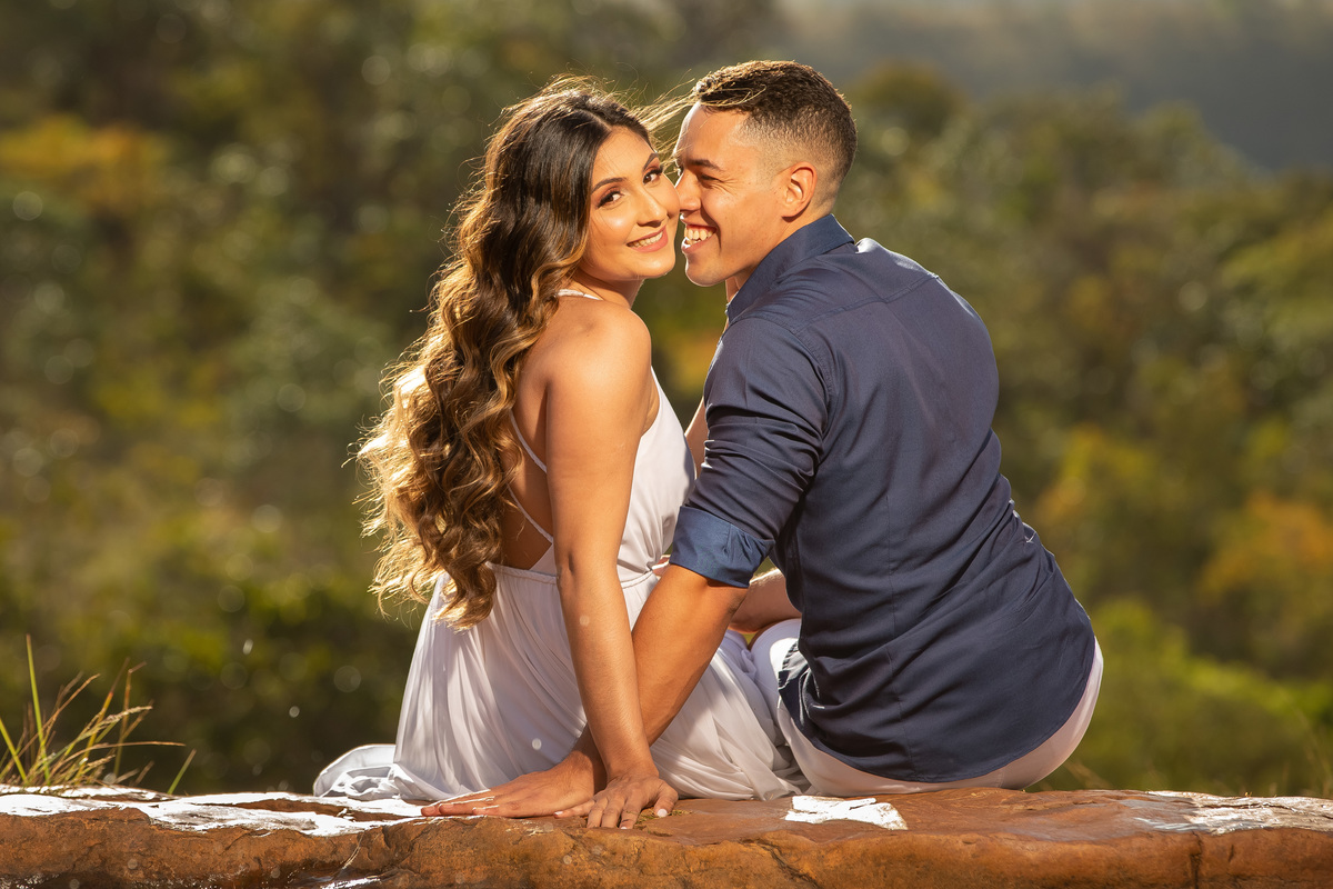 Uma foto colorida sentados sorrindo felizes, retrato bem de pertinho.