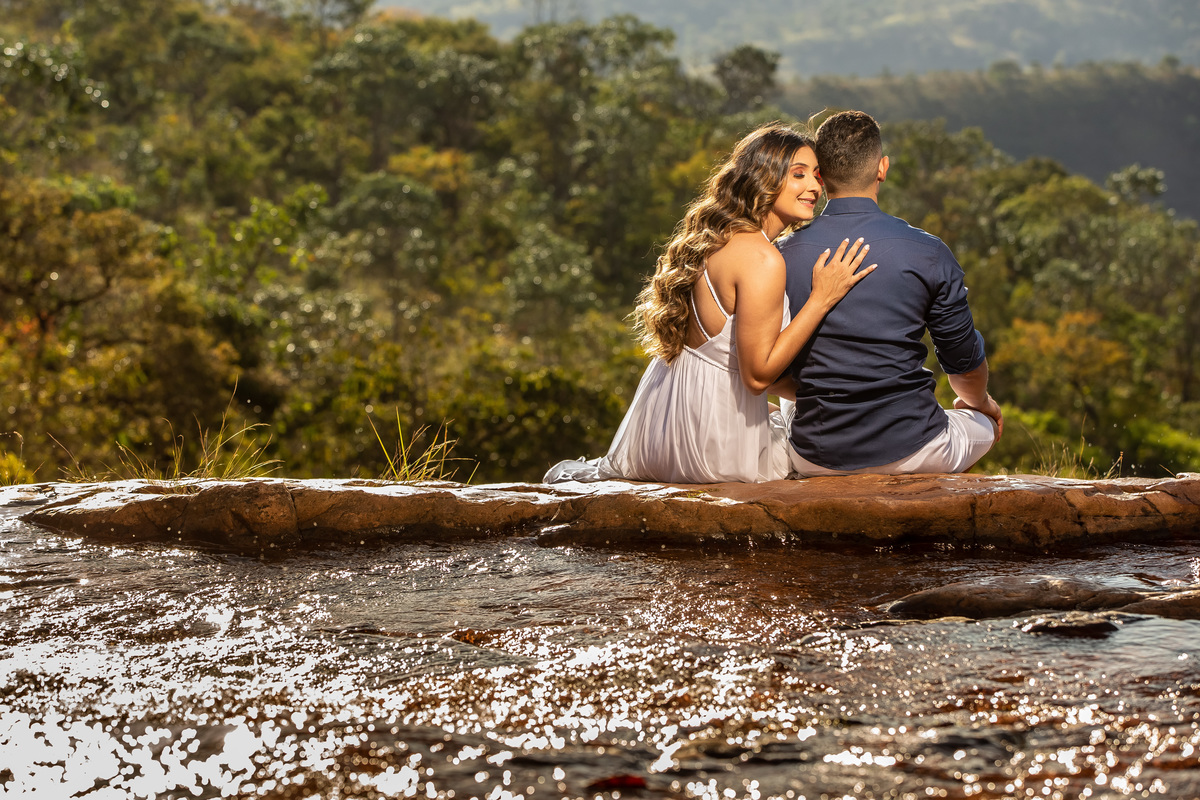 Ainda sentados na cachoeira, Dani põe a mão nas costas de Ítalo e encosta a cabeça em seu ombro.