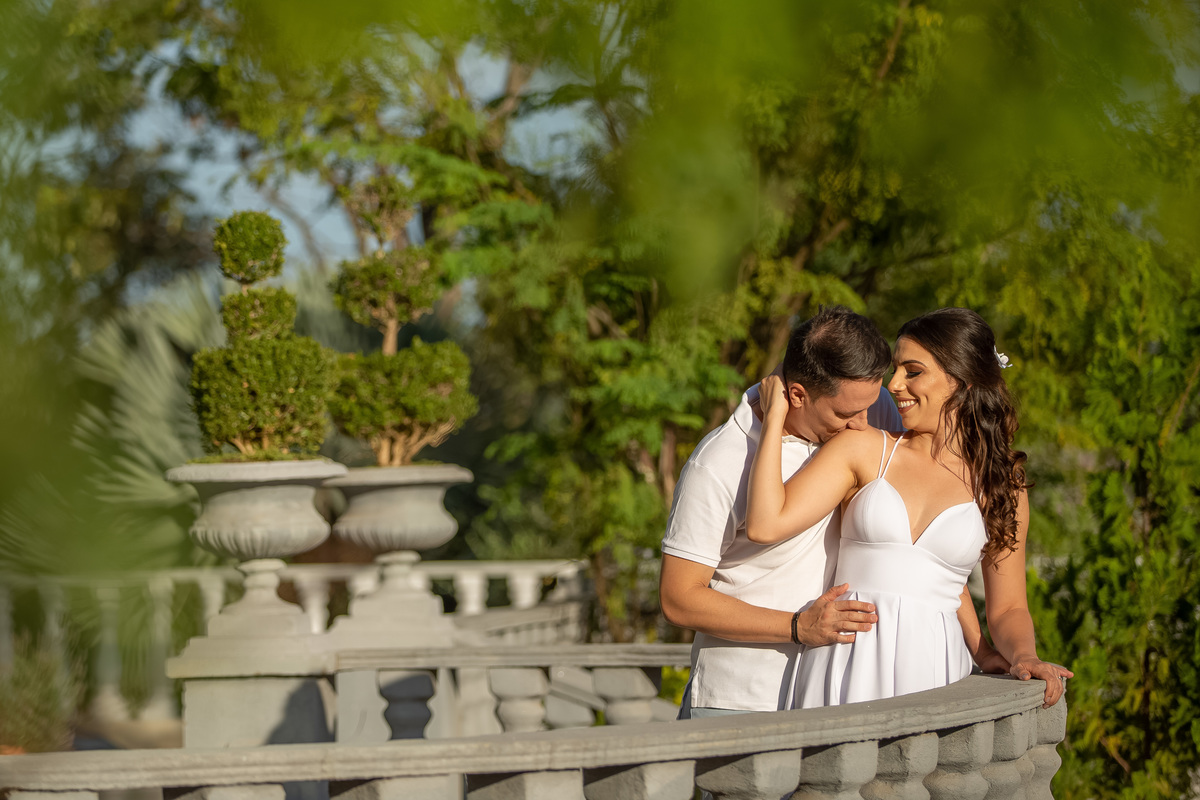 Uma sequencia da foto anterior, ela colocou a mão no rosto dele e olha para seu noivo amado, um excelente dentista.