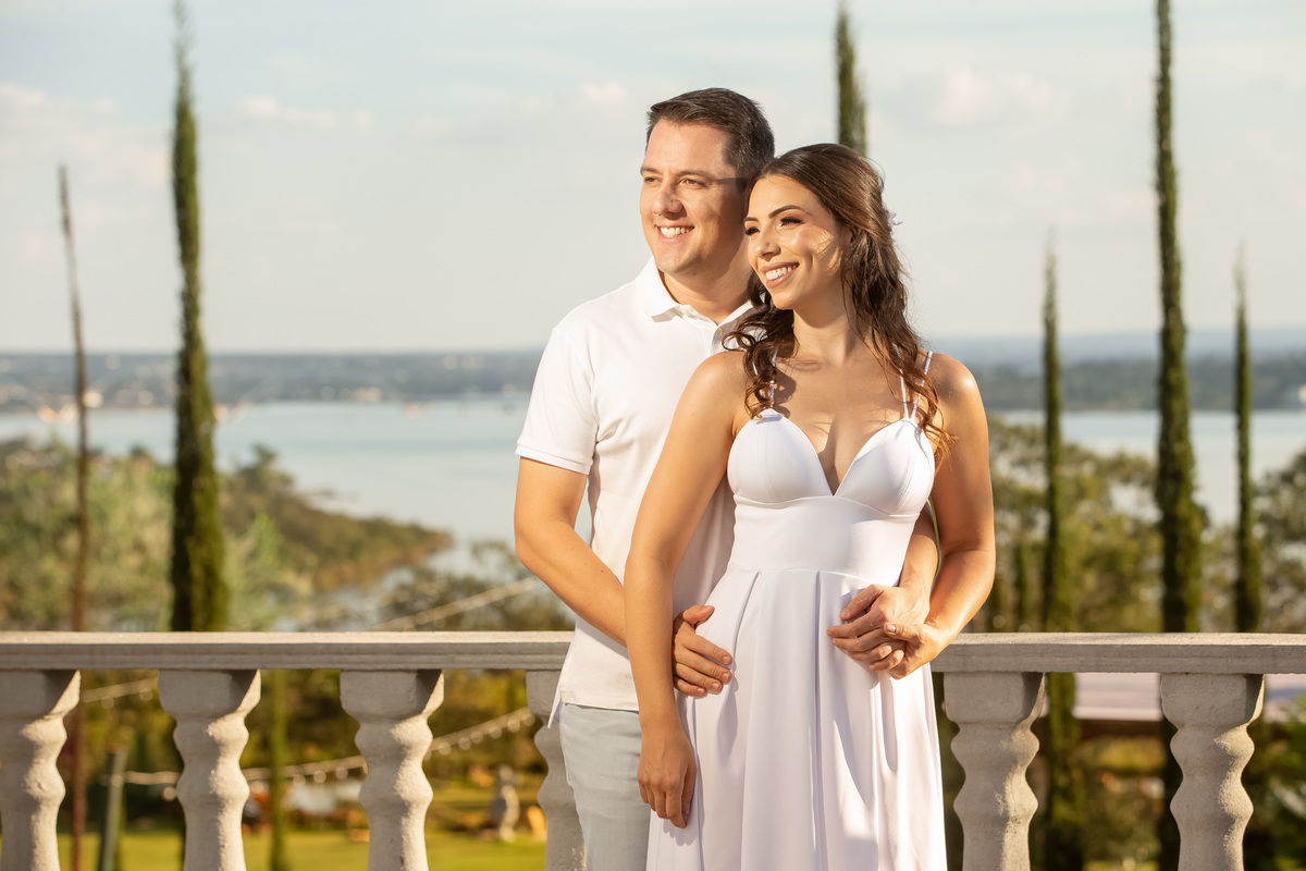 A Milena e o Honório é um lindo casal, daqueles casais fofos e que vemos o mais puro e verdadeiro amor. Eles escolheram a Villa Giardini para a prévia romântica, um lugar lindo, onde sonhos se realizam, neste retrato eles estão abraçados e sorrindo.