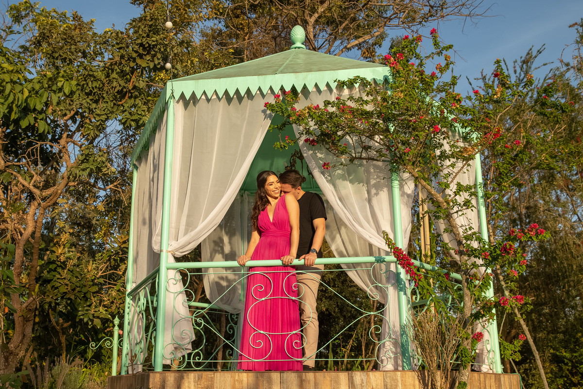Sandro Andrade é o fotógrafo de casamentos em Brasilia escolhido por este maravilhoso casal para registrar o lindo e grande dia deles. Esta fotografia é uma sequencia da anterior, porem agora ele  dá um cheiro no cangote dela, que sente cócegas e sorri.