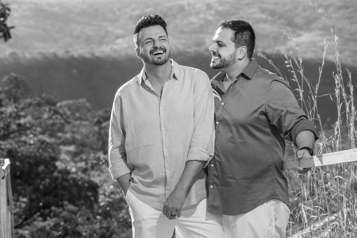 Super descontraídos, brincalhões e comunicativos, eles escolheram o Paraíso na Terra para o ensaio deles e o resultado foi maravilhoso. Retrato do casal, sorrindo em pb e mais uma vez o Victor olhando fixamente para seu amor.