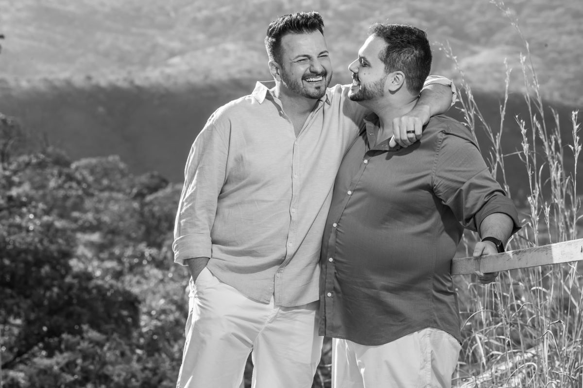 Neste ensaio vimos pela primeira vez o noivo se emocionar, isso foram três vezes, ele estava feliz com cada foto que Sandro Andrade fotografo de casamentos em Brasília, mostrava a eles pois eles ja haviam feito um ensaio com o filho deles e não gostaram.