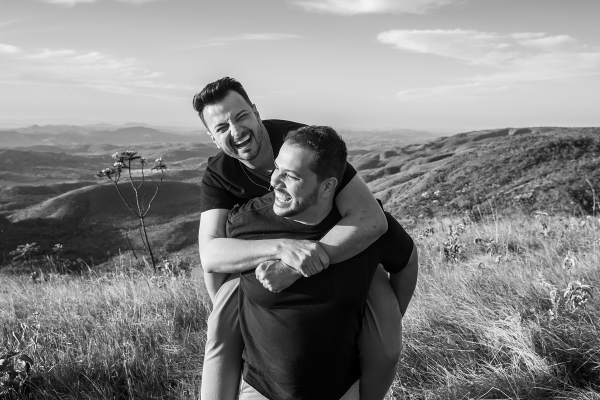 Brincando na cacunda do Victor, o Jorge sorri e se diverte neste lindo retrato espontâneo do casal.