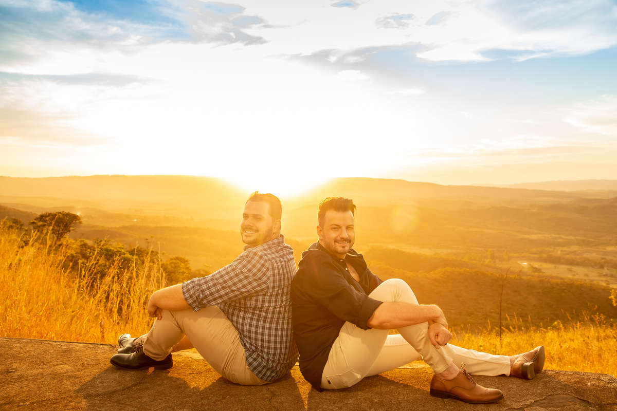 Já no templo eles estão de costas um para outro, sentados e sorrindo, felizes e posando como verdadeiros galãs e um céu maravilhoso ao fundo, linda obra de arte e pintura feita por nosso DEUS.