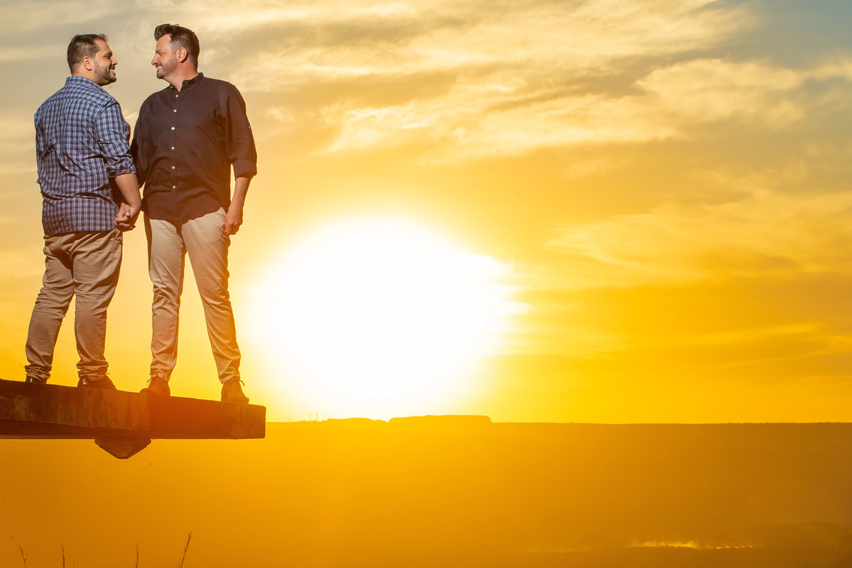 O Victor está de costas para Sandro Andrade fotógrafo profissional em BSB e o Jorge está de frente para Sandro, porem os dois se olham apaixonados e curtindo cada segundo paquerando durante o ensaio deles, posso dizer que eles aproveitaram cada minuto.