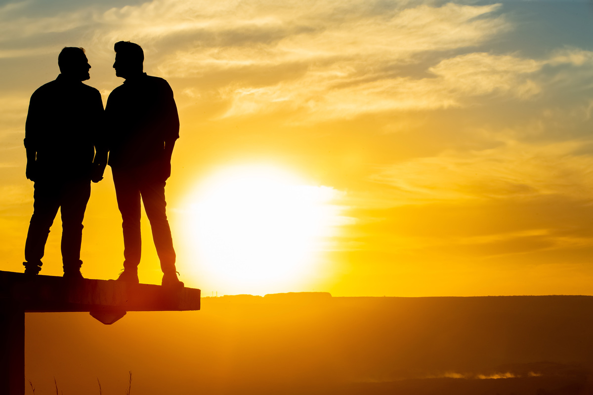 Uma versão da foto anterior, mas em silhueta, está perfeita, linda obra de arte do SENHOR no céu ao fundo e linda obra de arte do meu artista favorito, meu fotógrafo amado Sandro Andrade fotógrafo de casamentos em Brasilia - DF.
